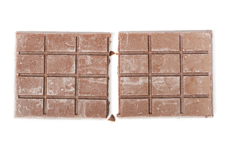 Weiße Flecken auf der Schokolade sind unschön aber harmlos - Emulgatoren können sie verhindern. (Symbolbild: Getty)