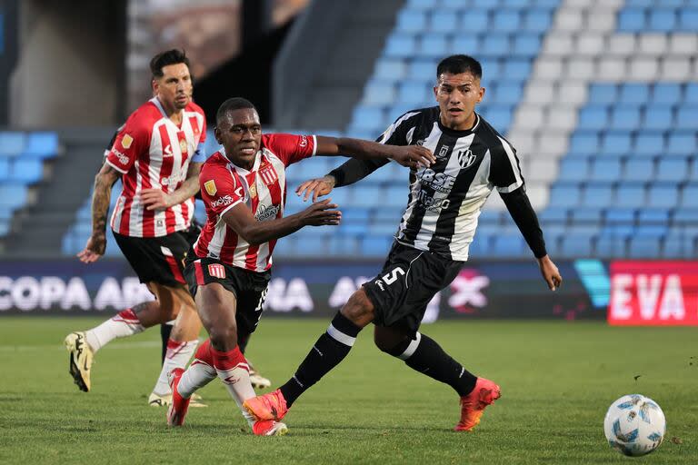 Una dura entrada de Kevin Vázquez sobre Alexis Manyoma; el árbitro solo sancionó foul y no amonestó al jugador de Central Córdoba, que eliminó a Estudiantes de la Copa Argentina.