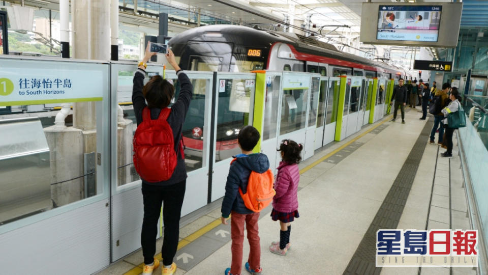 南港島綫5月發生「飛站」及運行不暢順事故。資料圖片