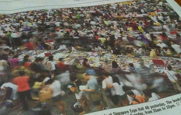 Thousands flock to Borders' sale at Singapore Expo. (Straits Times picture)