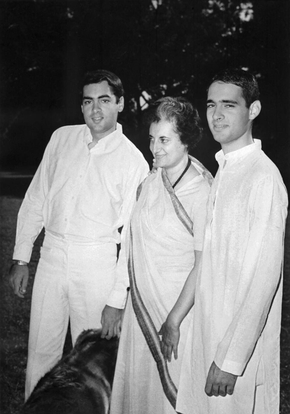 This picture taken 21 March 1977 shows Indian prime Minister Indira Gandhi with her two sons Rajiv (L) and Sanjay in New Delhi (Photo credit should read /AFP via Getty Images)