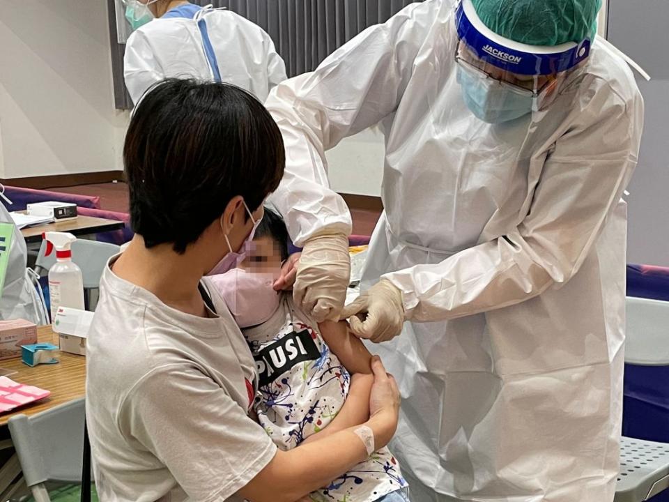 台東縣各鄉鎮衛生所即日起至九月四日止，每週將加開一場夜間兒童接種場次。（記者鄭錦晴攝）