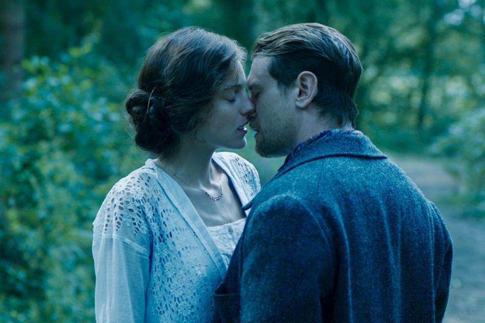 Lady Chatterley's Lover. (L to R) Emma Corrin as Lady Chatterley, Jack O'Connell as Oliver Mellors in Lady Chatterley's Lover. Cr. Courtesy of Netflix © 2022