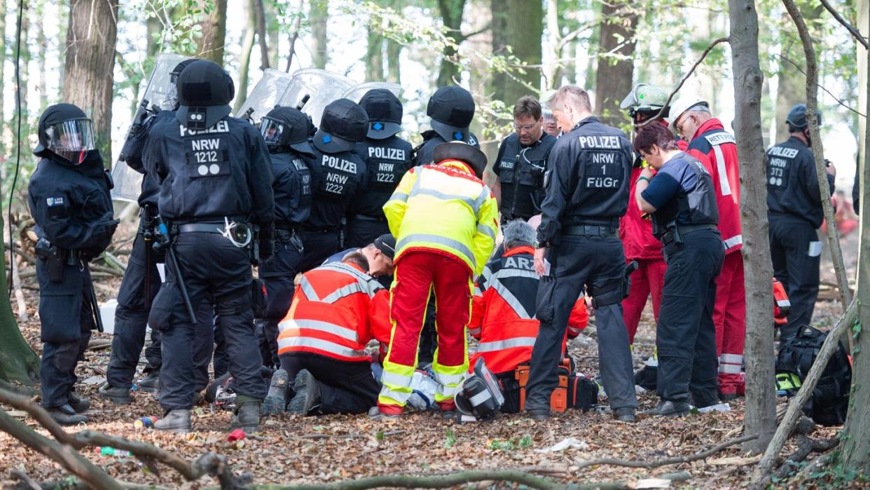 Notärzte versuchten vergeblich, das Leben des abgestürzten Journalisten im Hambacher Forst zu retten. Foto: Christophe Gateau