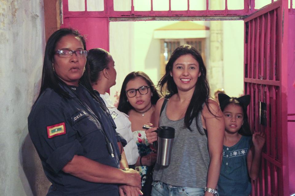 En esta foto del 13 de enero de 2017, clientes esperan a que les asignen mesa junto a una guardia a la entrada del restaurante Interno, en la prisión de San Diego en Cartagena, Colombia. Las convictas han servido platos gourmet en Interno en la prisión femenina desde diciembre, en un nuevo experimento que busca promover la rehabilitación de las presas y confrontar la negligencia de Colombia en un país cuya población en las prisiones crece. (AP Foto/Alba Tobella)