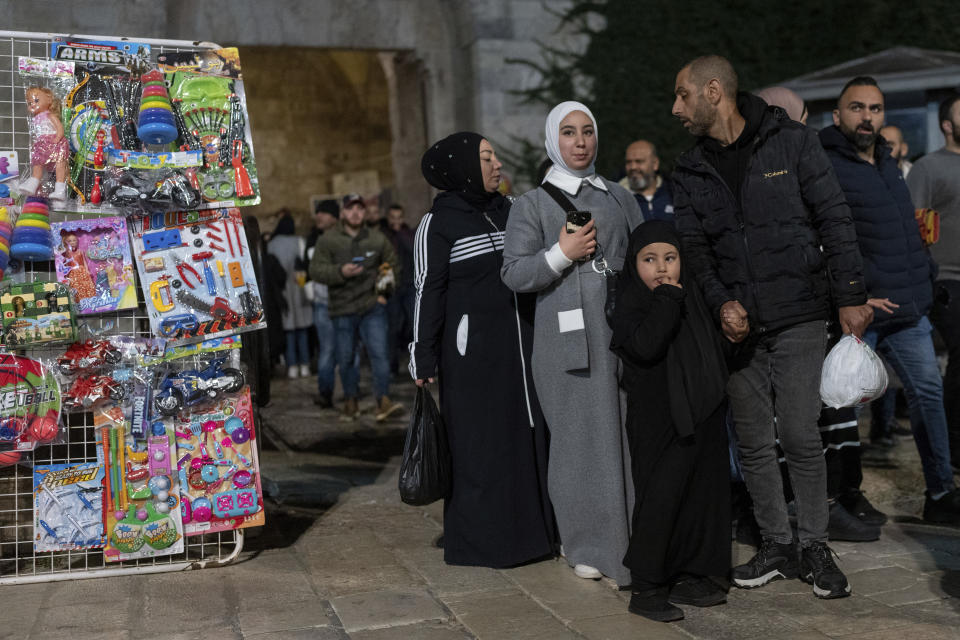 Gente pasando ante la puerta de Damasco en la zona antigua de Jerusalén, en el primer día de Ramadán, el lunes 11 de marzo de 2024. (AP Foto/Ohad Zwigenberg)