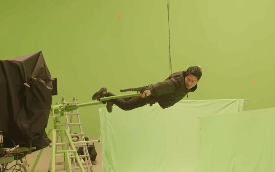 趙寅成飾演有飛行能力的超能力者，拍攝多在綠幕前進行。（翻攝自Disney+ YouTube畫面）
