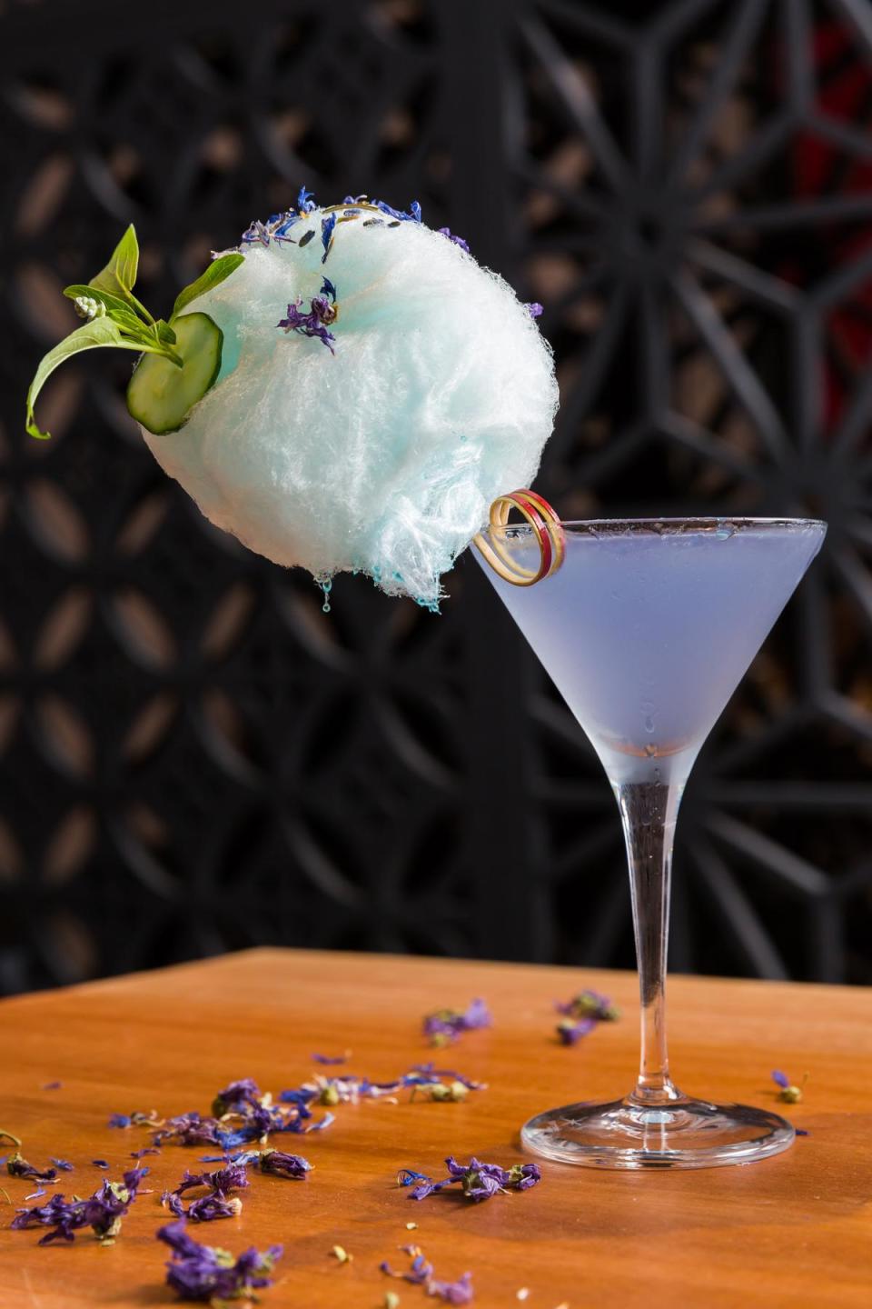 裝飾蓬鬆棉花糖「飛翔」使用微帶薰衣草味的「Uncle Val's Gin」和2款紫羅蘭利口酒，一口酒一口糖，涼感跳上雙唇。（400元／杯）