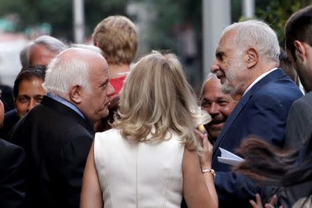 Investor Carl Icahn (R) stands outside the Le Cirque restaurant with others before a fundraising event for Republican presidential candidate Donald Trump in Manhattan, New York City, U.S., June 21, 2016. REUTERS/Mike Segar