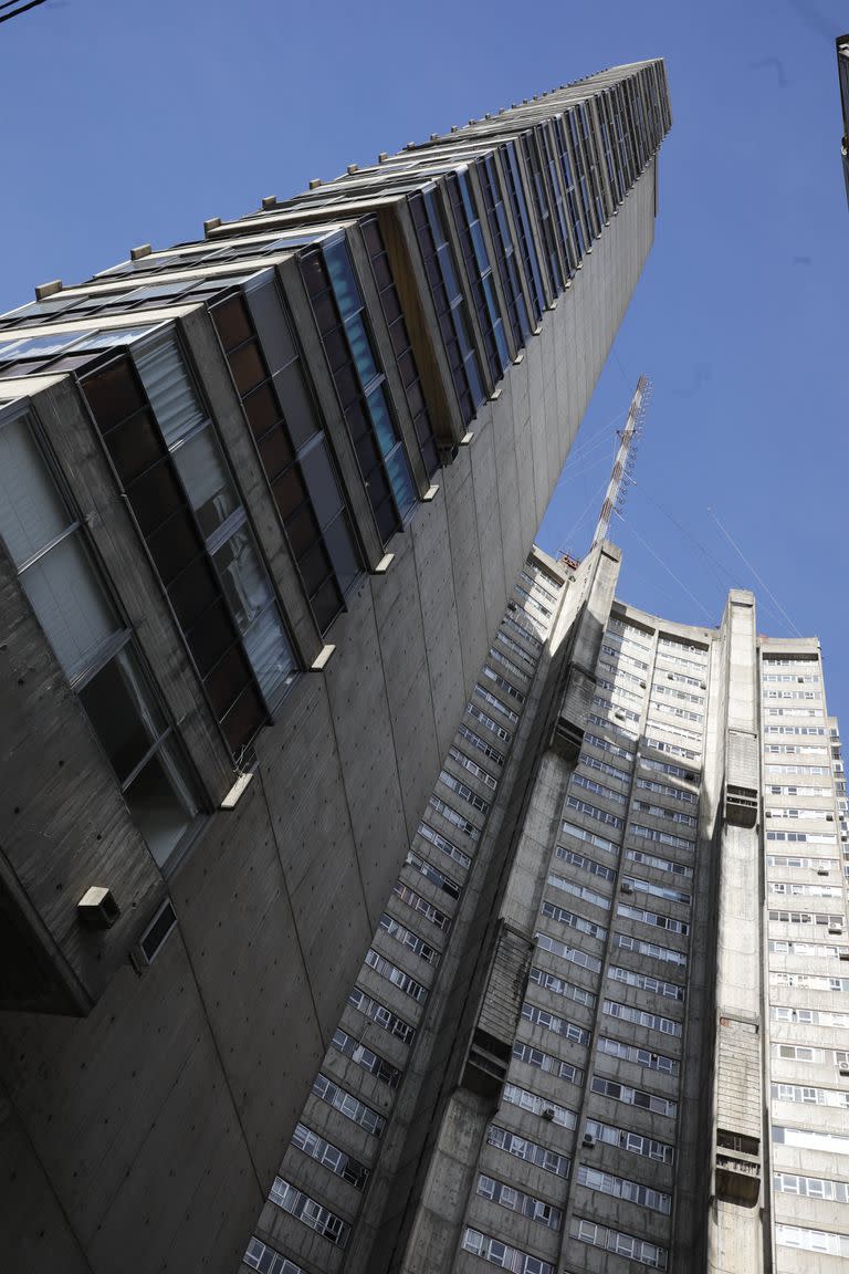 Una postal del contrafrente cóncavo de la Torre Dorrego, hacia donde se encuentran la cocina, las dependencias, los ascensores y los accesos a los departamentos