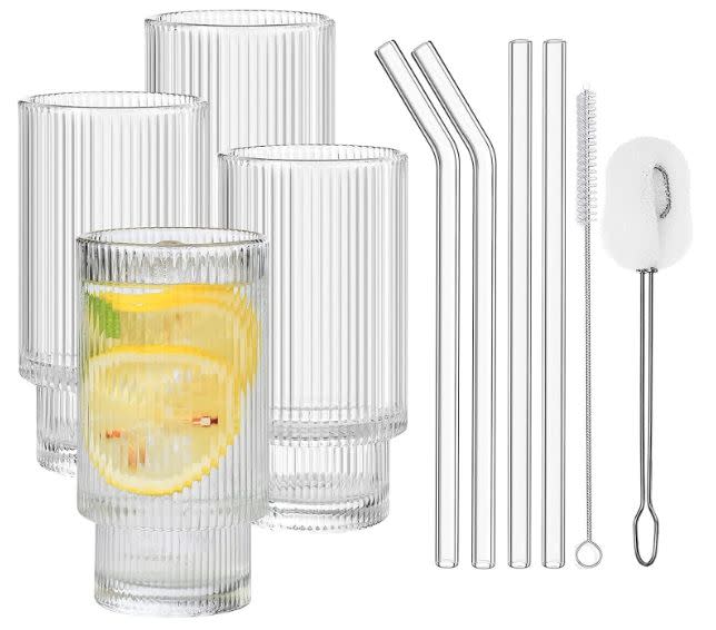  Juego de 4 vasos de cristal ALINK acanalados con pajitas (Crédito: Amazon)