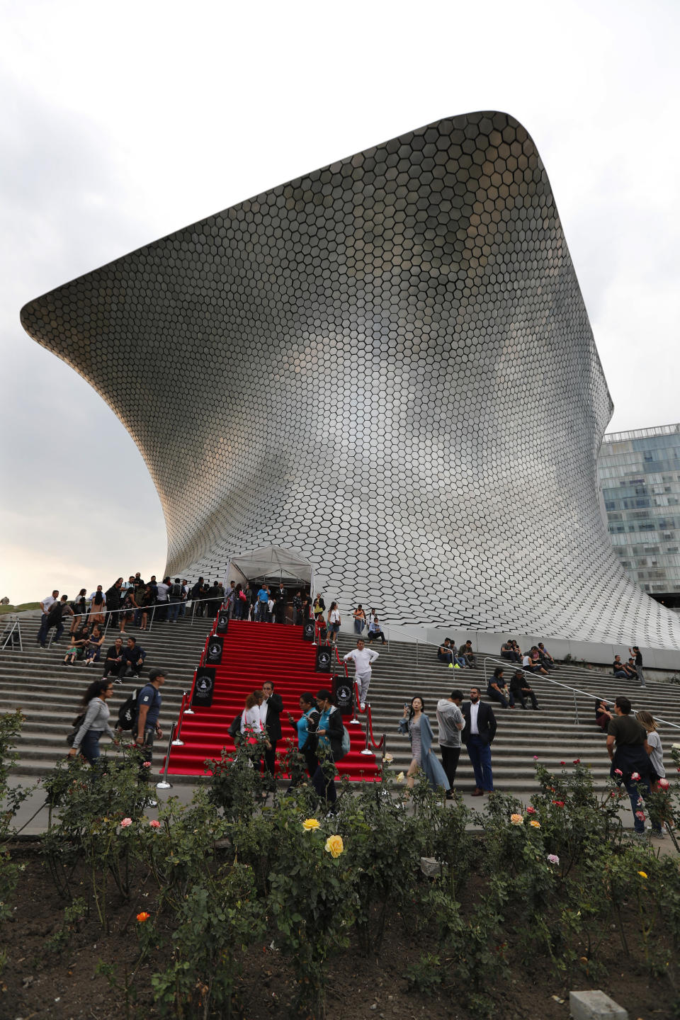 La alfombra roja frente al Museo Soumaya en la Ciudad de México, donde el músico Carlos Rivera encabezaba el concierto Latin Grammy Acoustic Session, el miércoles 22 de mayo del 2019. (AP Foto/Marco Ugarte)