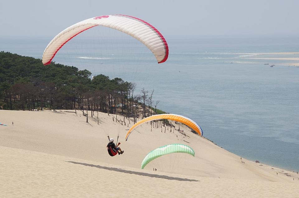 皮拉沙丘 (Photo by Dennis Buntrock, License: CC0, 圖片來源pixabay.com/photos/paragliding-mountain-paraglider-854678)