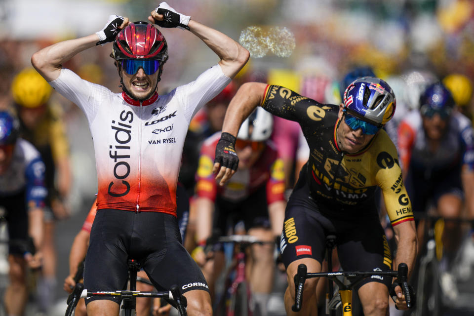 Wout Van Aert (derecha) reacciona tras perder la segunda etapa del Tour de Francia ante Victor Lafay (izquierda), el domingo 2 de julio de 2023, en San Sebastián, España. (AP Foto/Daniel Cole)