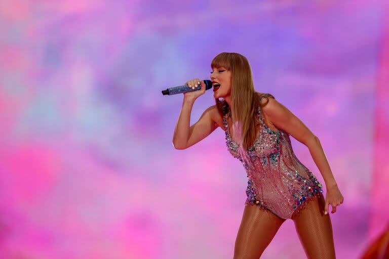 La cantante estadounidense Taylor Swift actúa durante la primera de sus dos actuaciones en el estadio Santiago Bernabéu.