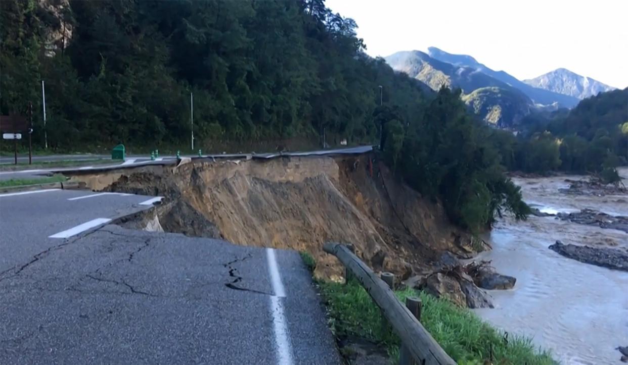 Une route partiellement détruite à La Bollene-Vesubie le 3 octobre 2020, au lendemain des violentes crues dans les Alpes-Maritimes - Vincent-Xavier Morvan - AFP
