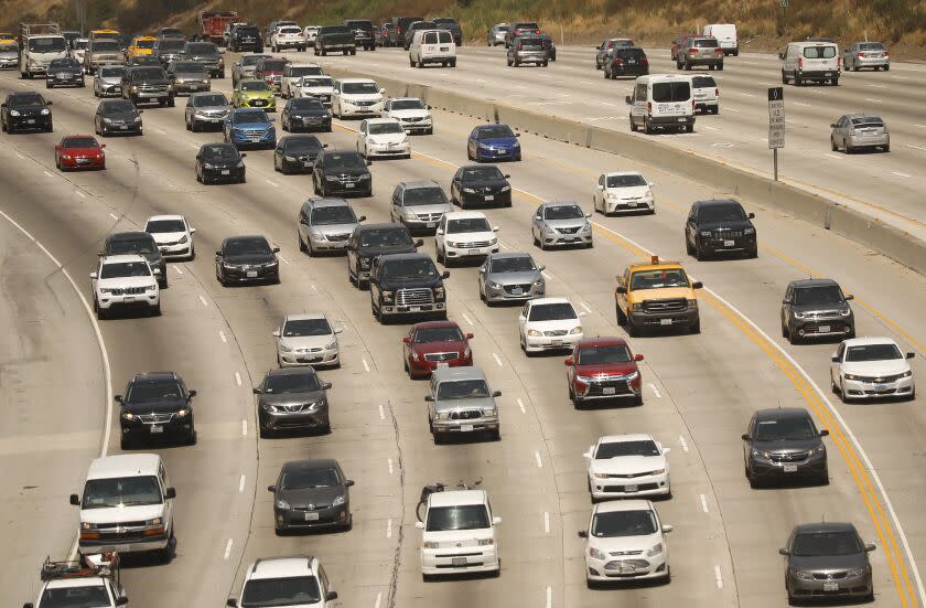 LOS ANGELES, CA – AUGUST 2, 2018: The 405 Freeway traffic in the Sepulveda Pass in Los Angeles mid day August 2, 2018 as there is word that President Trump will challenge California's gas mileage law for auto manufacturers. (Al Seib / Los Angeles Times)