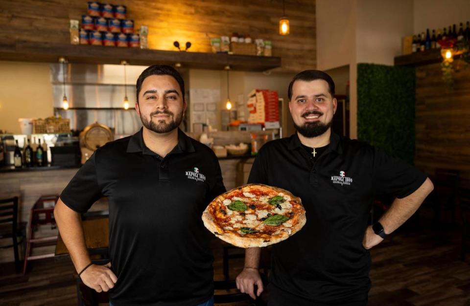 Giovanni Colantuono, a la izquierda, y Tim Dimas, ambos de 31 años, son copropietarios de la pizzería Napoli 1800 Cucina & de Kendall, nombrada uno de los mejores lugares para comer pizza del país por Yelp.