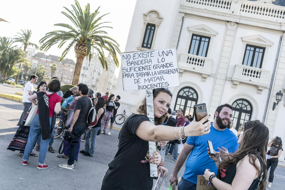 <span class="s1">A woman holds a sign that reads: There is not a flag big enough to cover the shame of killing innocent people. (Photo: José Colón for Yahoo News)</span>