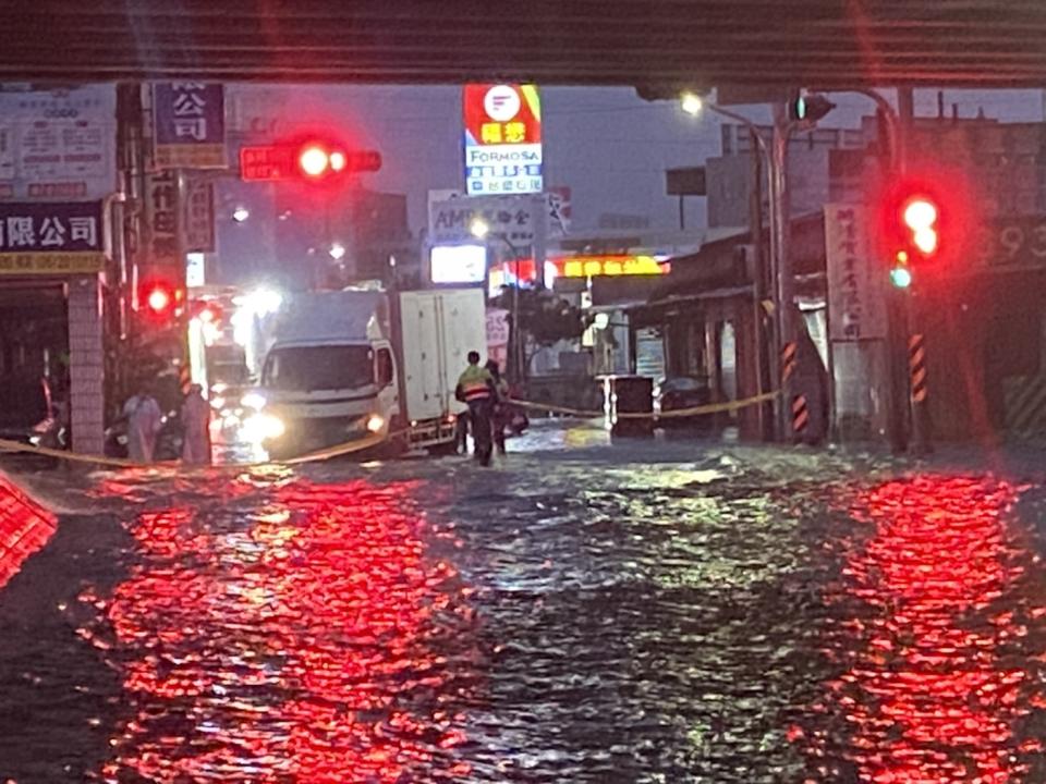 台南永康積水嚴重。（圖／東森新聞）