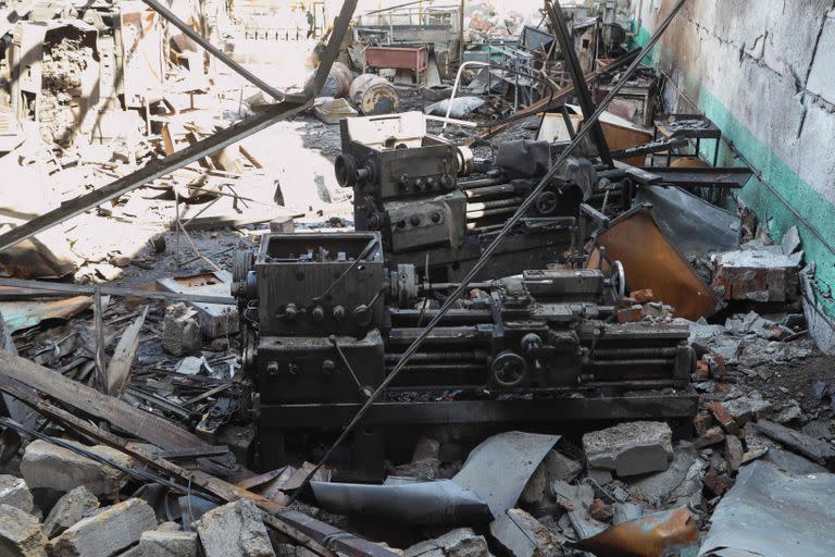 Esta fotografía tomada el 25 de septiembre de 2023 en la región de Odesa, en el sur de Ucrania, muestra máquinas y equipos dañados en un edificio industrial después de un ataque ruso, en medio de la invasión rusa de Ucrania.