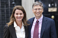 <b>Melinda Gates</b><br><br>Viele kennen sie nur als Frau von Bill Gates (r.), Microsoft-Gründer und zweitreichster Mann der Welt. Aber Melinda Gates ist viel mehr. Mit ihrem Mann gründete sie die „Bill & Melinda Gates Foundation“, eine der größten privaten Wohltätigkeitsorganisationen, bei der sie neben Bill Gates und ihrem Schwiegervater William Gates Co-Vorsitzende ist. Das gesellschaftliche Engagement der US-Amerikanerin ist berühmt. Wenn es sein muss, legt sich die 48-jährige Katholikin für die gute Sache auch mit dem Vatikan an. Sie forderte die Spitze der katholischen Kirche auf, ihre Position zur Verhütung und Geburtenkontrolle zu revidieren. (Bild: Rex Features)