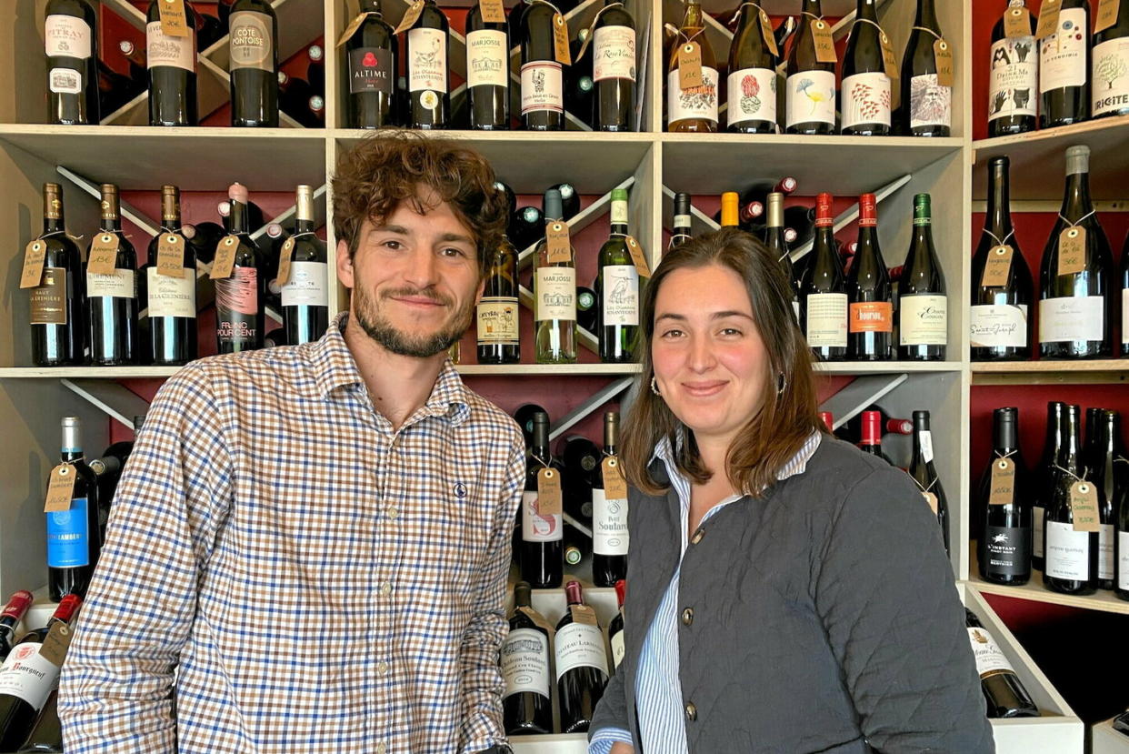 « Il y a tellement de choses à faire découvrir dans des budgets abordables. » Dans la cave d'Anaïs Corporandy et Aubin Vidal, à Catusseau, le cœur de la gamme, ce sont des vins français entre 10 et 25 euros.  - Credit:DR