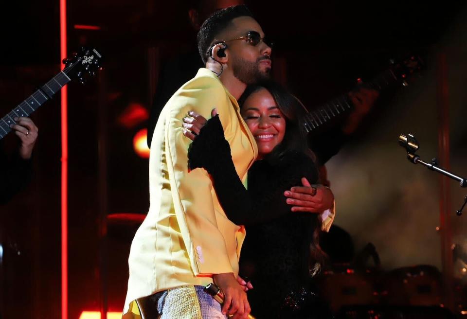 Romeo Santos abraza a su corista durante su presentación en el SoFi Stadium