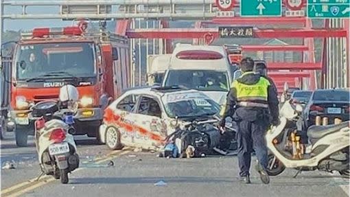 自小客車疑失控衝撞油罐車。（圖／翻攝快樂轉運手）