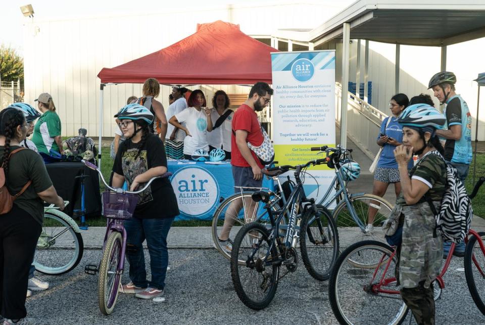 Community members prepare for a bike ride, organized by Air Alliance Houston, in Galena Park. The event is part of several educational tours to teach people about air pollution in the area. 

Habitantes de la comunidad de Galena Park se preparan para dar un paseo en bicicleta, organizado por Air Alliance Houston. La actividad es parte de una serie de recorridos destinados a educar a la gente sobre la contaminación del aire en la zona.

Participants of a bike ride event ,organized by Air Alliance Houston, prepare before the event starts on Saturday October 28, 2023 in Galena Park, TX
