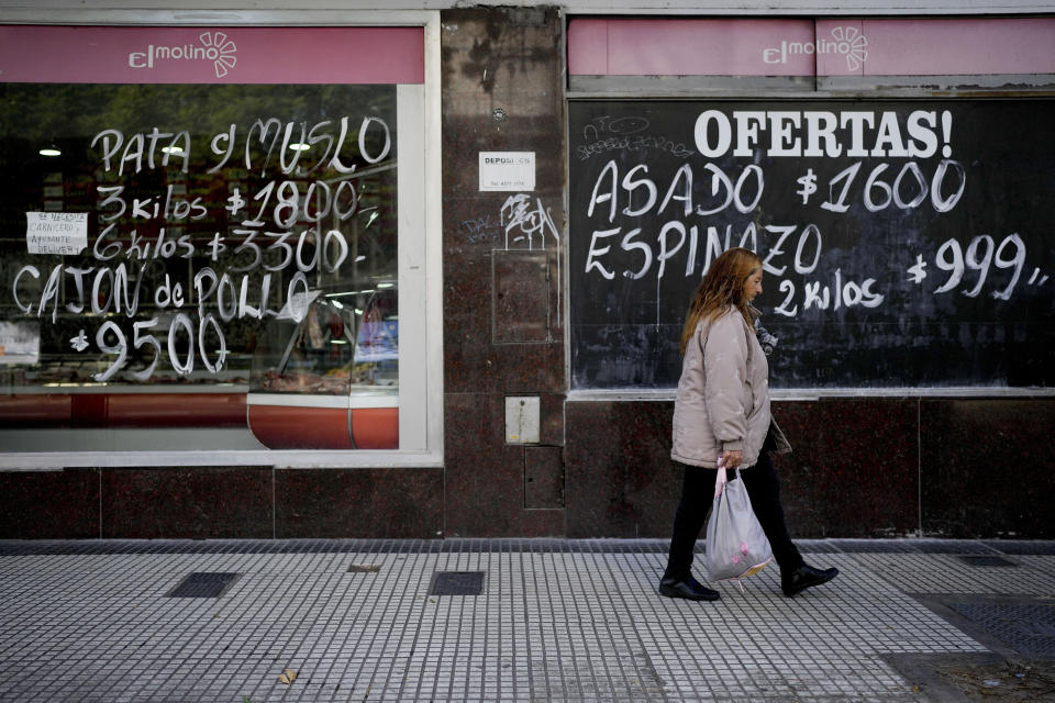 Una mujer camina frente a un mercado de carne en Buenos Aires, Argentina, el jueves 11 de mayo de 2023. Según un informe reciente de Seguridad Alimentaria del Banco Mundial, Argentina ha experimentado una tasa de inflación anual del 107% en los precios de los alimentos. (Foto AP/Natacha Pisarenko)