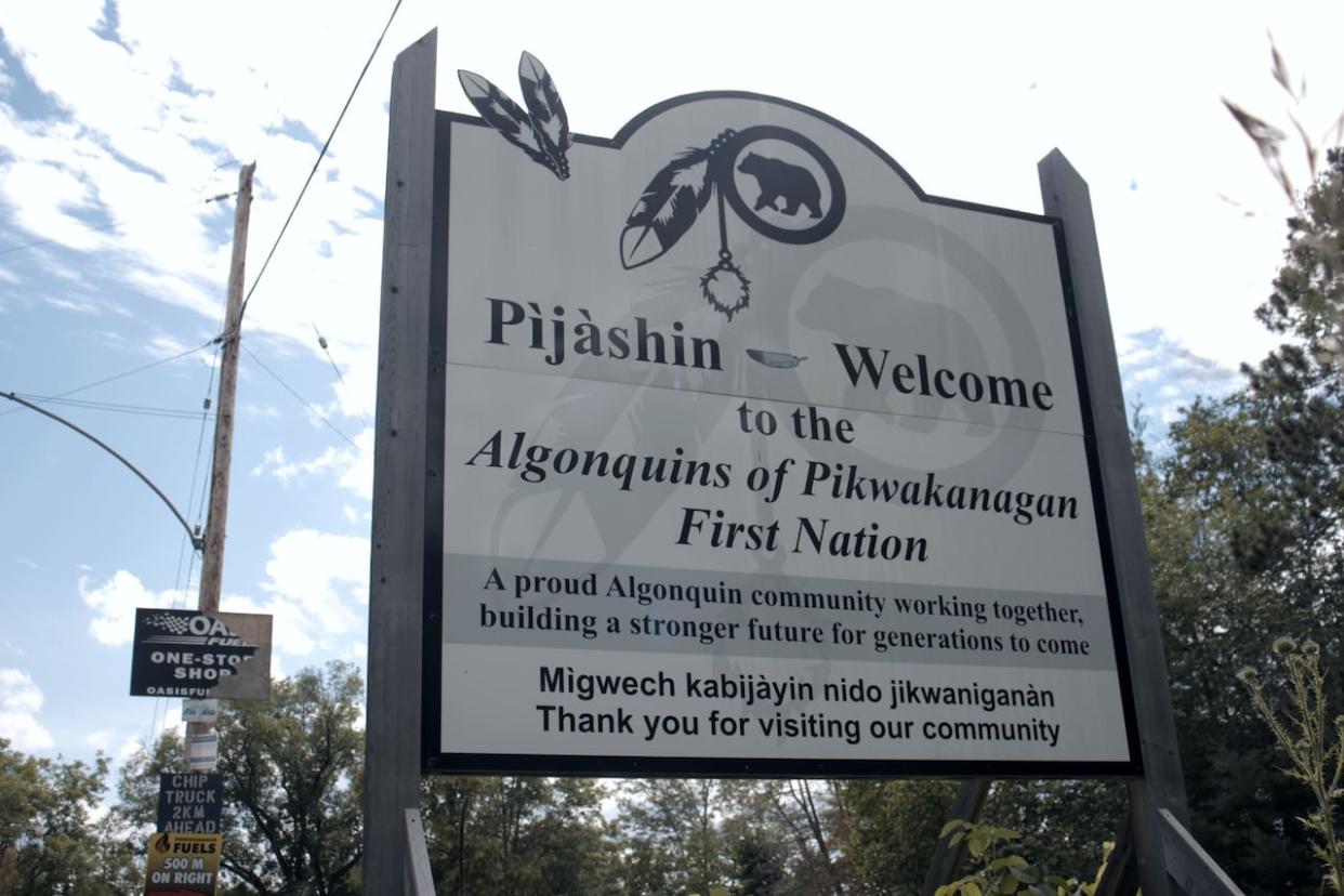 A bilingual sign welcomes visitors to Pikwàkanagàn, an Algonquin community roughly 150 kilometres west of downtown Ottawa. (Trevor Pritchard/CBC - image credit)