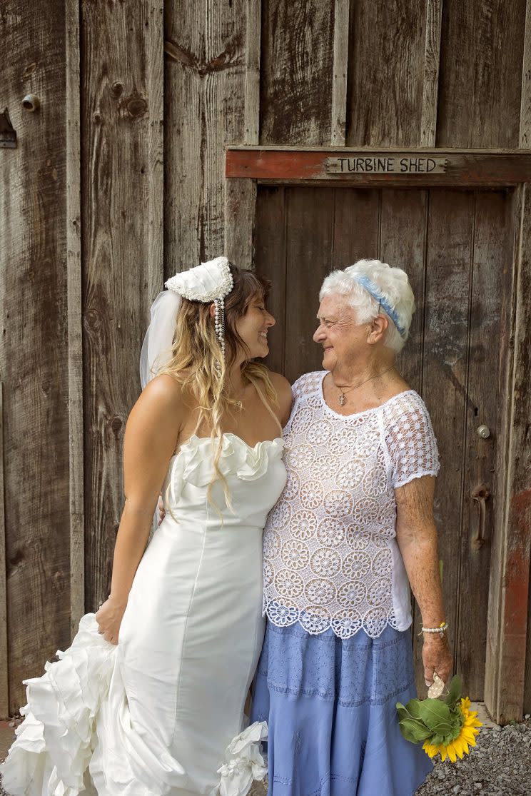 Con 92 años de edad, esta abuela fue dama de honor en la boda de su nieta. Foto: Reddit.com/Rachelamandamay