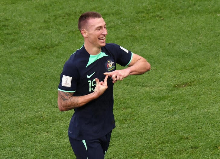 Foto del sábado del futbolista de Australia Mitchell Duke celebrando con sus compañeros tras marcar ante Túnez