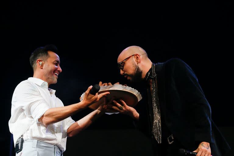 Los 40 de Abel Pintos, con torta y velita, festejados en el show de Luciano Pereyra