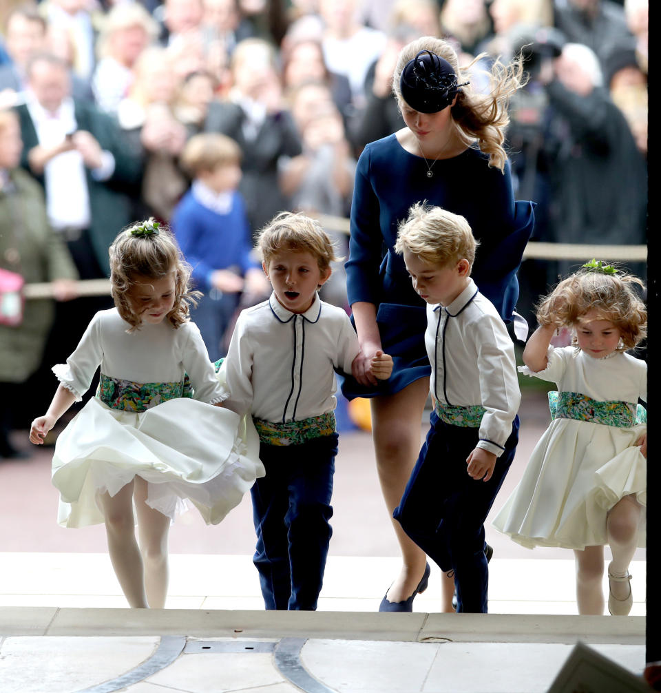 <p>George, Charlotte, Louis y Mia han entrado juntos a la capilla de San Jorge luchando contra el fuerte viento.</p> 