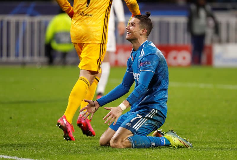 Foto del miércoles del delantero de la Juventus Cristiano Ronaldo reaccionando durante la derrota de su equipo ante Olympique Lyonnais