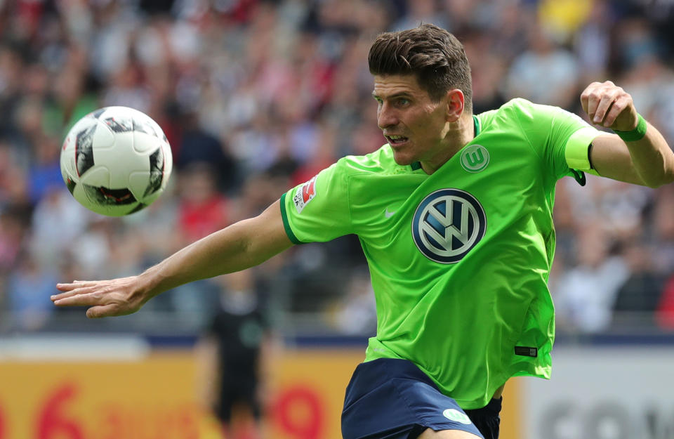 <p>Wolfsburg’s Mario Gomez in action during the German Bundesliga soccer match between Eintracht Frankfurt and VfL Wolfsburg in Frankfurt Main, Germany, May 6, 2017. (Photo: Armando Babani/EPA) </p>