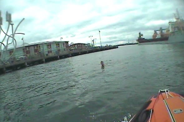 Man swims in front of 4,000 tonne cargo ship in River Blyth