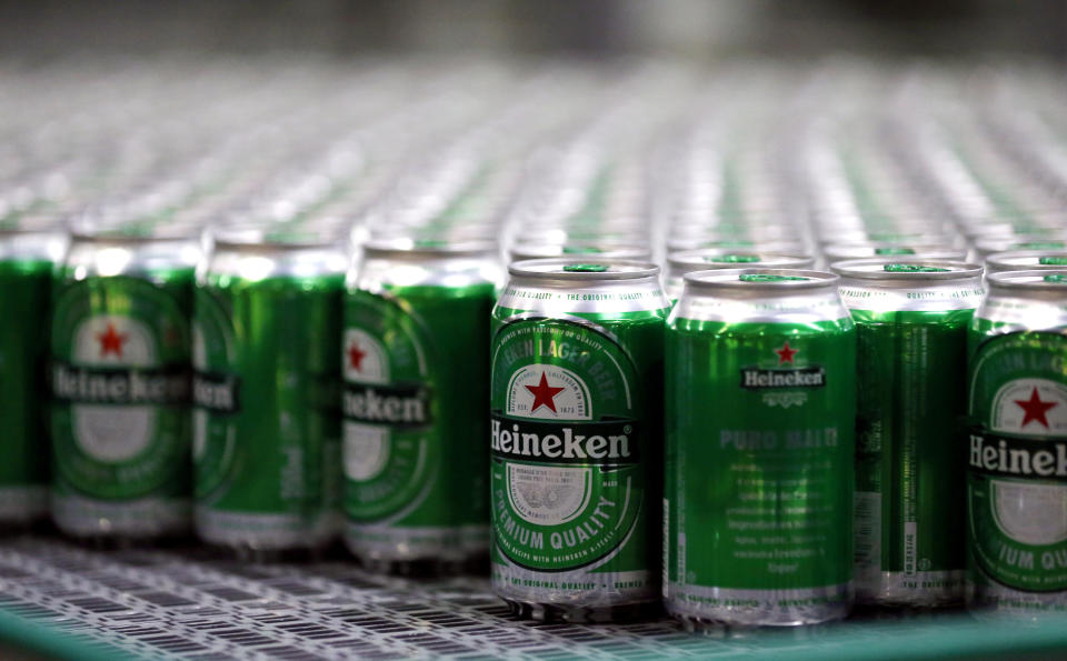 <p>La holandesa Heineken vendió 34,3 millones de hectolitros en 2017. Como curiosidad, desde el mes de agosto comercializa una cerveza con cannabis en estados en los que su consumo es legal, como California. (Foto: Paulo Whitaker / Reuters). </p>