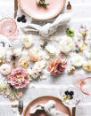 <p>Un décoration de table pour la Saint-Valentin sans fleurs, difficile malgré l'effet cliché. Et plutôt que de succomber au bouquet tiré à quatre épingles, <b>on mise sur des fleurs à la tige coupée et distillées sur la table</b>. Le bouquet de fleurs champêtre sera également idéal. Et pour celles qui adhèrent à la tendance, pensez fleurs séchées.</p><br>