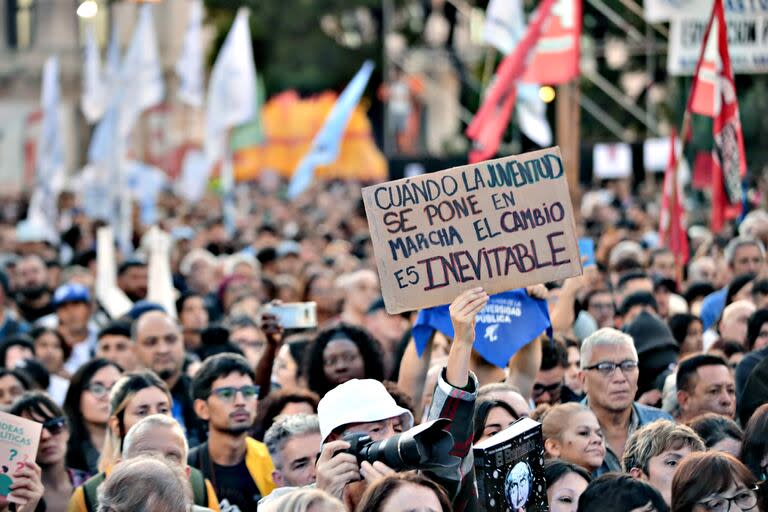 La Plaza de Mayo, repleta, ayer