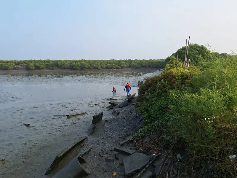 ▲救援人員抵達後即實施救生艇水上搜索及岸際搜索