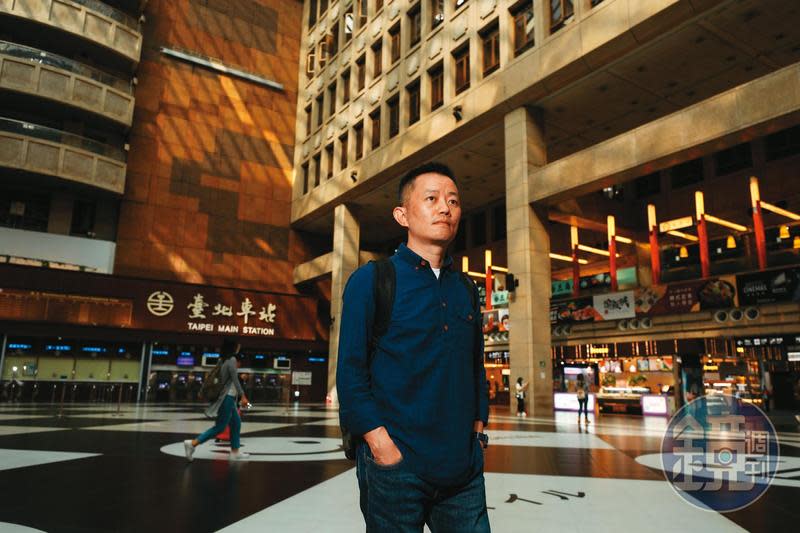 台北車站是18歲的盧盈良離鄉背井第一晚的住宿地，「靠著一根柱子睡。」近30年過去，他已忘了當時那根柱子在哪。