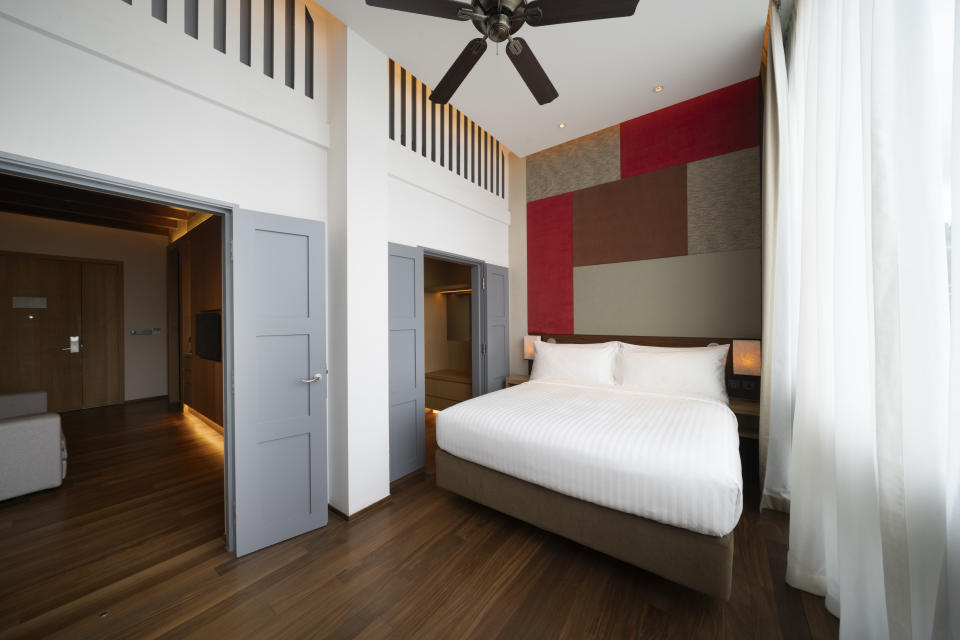 Junior Suite comes with a living room space, the bed and a spacious toilet with a bathtub (Photo: Oasia Resort Sentosa)