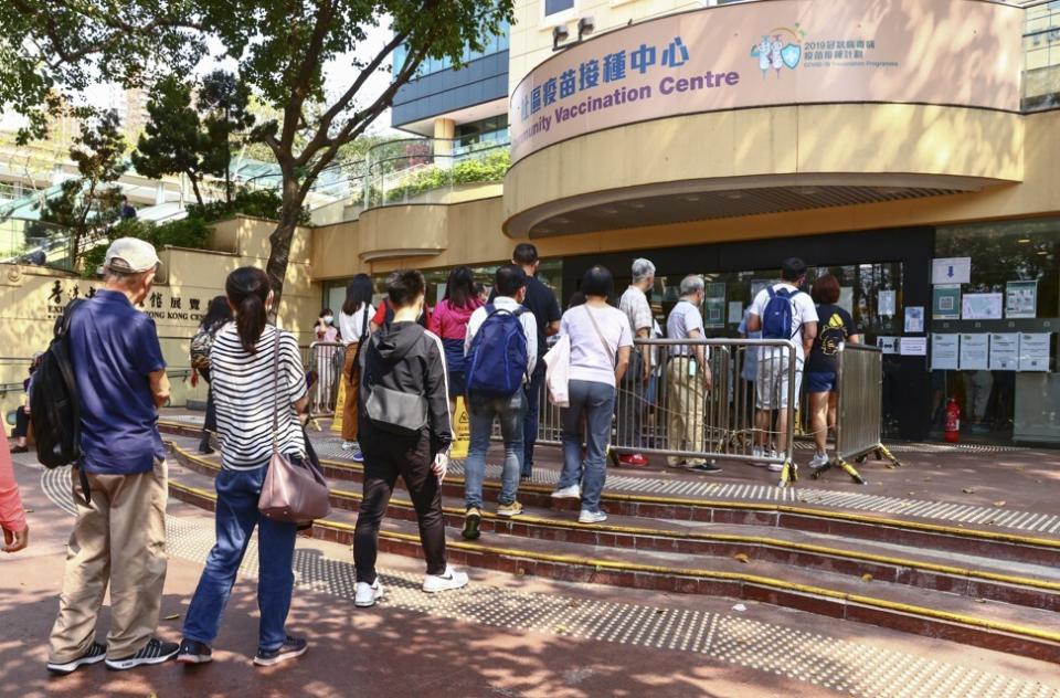 Hong Kong residents queue up for vaccinations at the city’s Central Library. Photo: Nora Tam