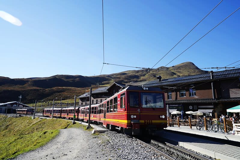 登上少女峰山頂必經的火車站～小夏戴客（Kleine Scheidegg）