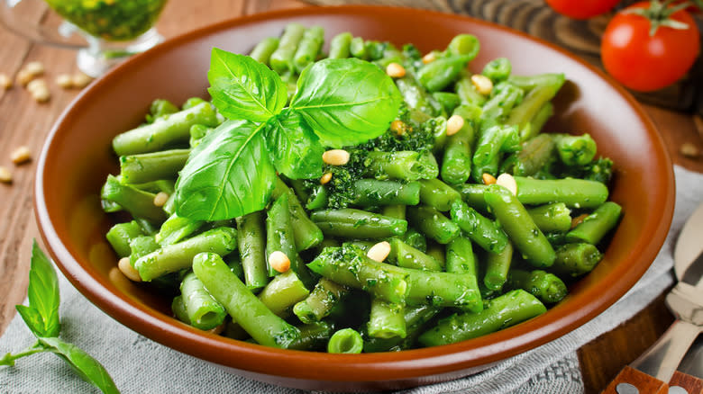 green beans with seasoning and herbs