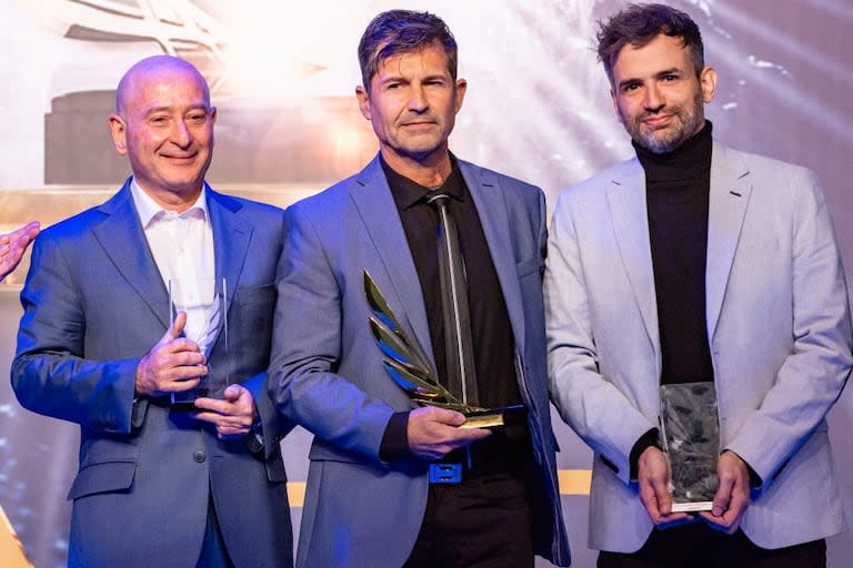 Cristian Grosso con su estatuilla, junto a  Pablo Juanarena y Orfeo Suárez, los otros nominados