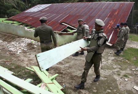 Indonesian civil service police members demolish a church at the Siompin village in Aceh Singkil, Aceh province, October 19, 2015. REUTERS/YT Haryono